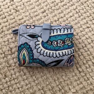NWOT Vera Bradley Blue Floral Wallet Makani Paisley Lt Blue
